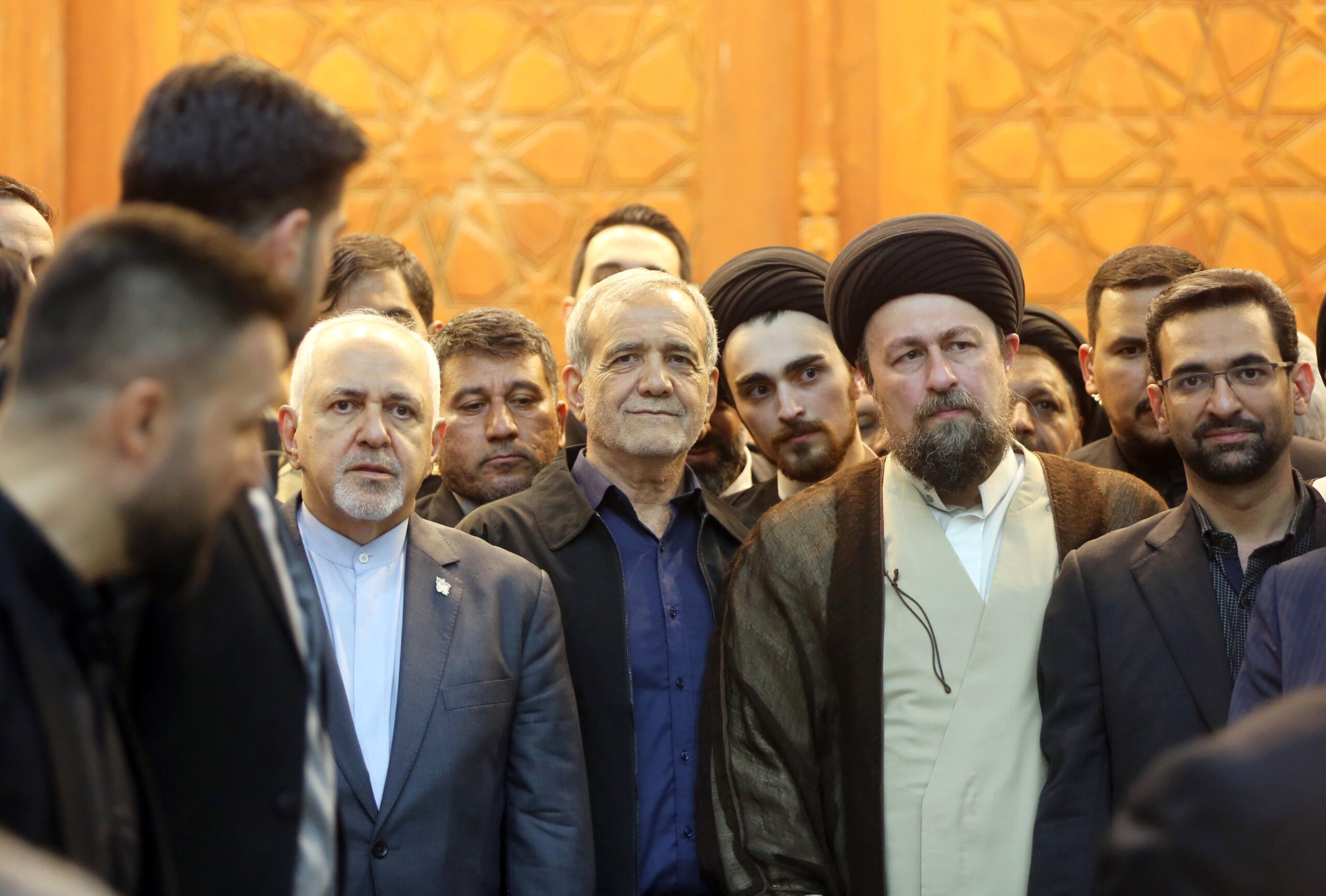 El presidente Pezeshkian con Hasan Khomeini, a la derecha, el nieto del ayatolá Ruhollah Khomeini, y Mohammad Javad Zarif, a la izquierda, el ex ministro de Relaciones Exteriores iraní