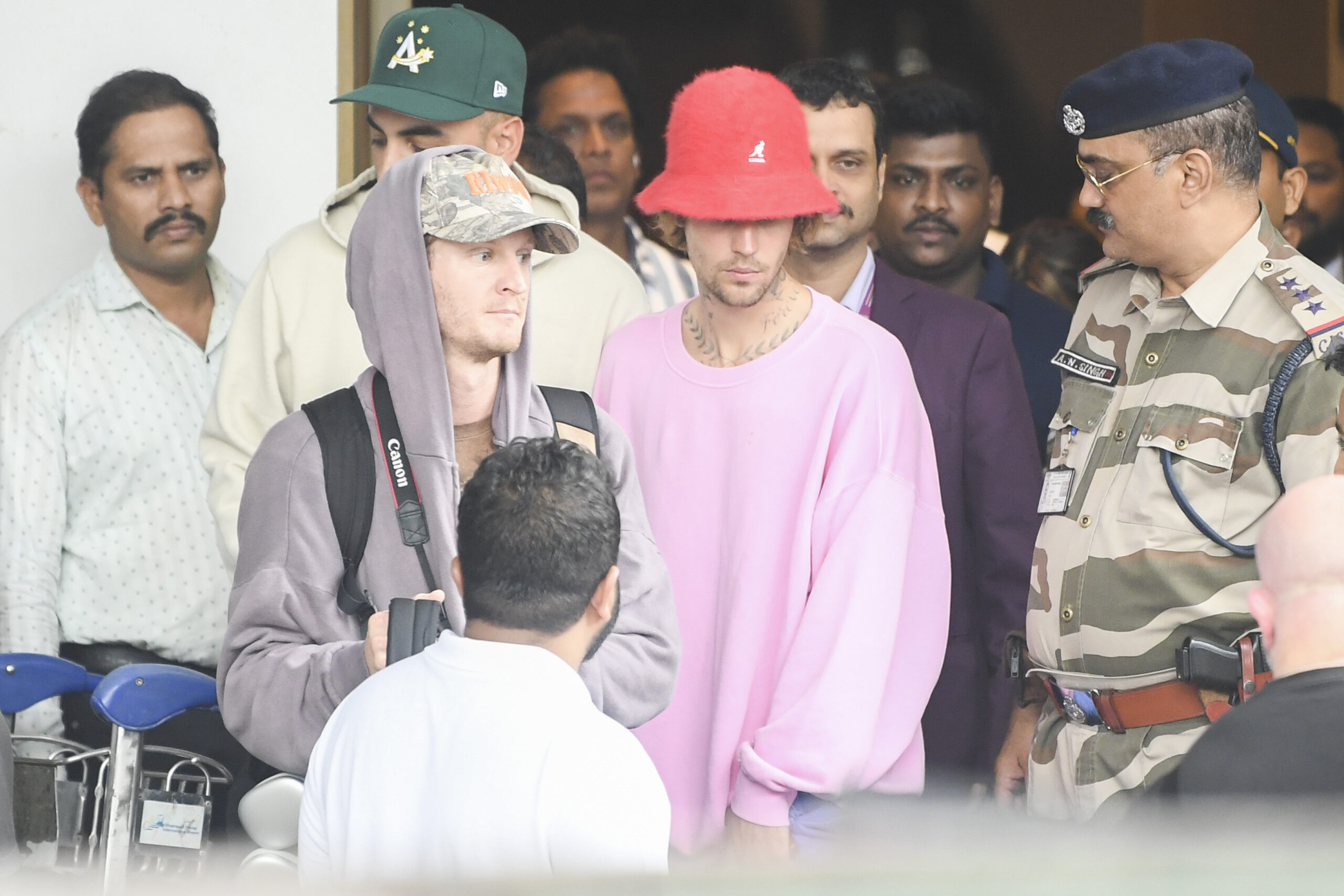 Justin Bieber, el cantante canadiense, fue visto llegando a Mumbai para prepararse para una actuación rumoreada en la ceremonia de la boda