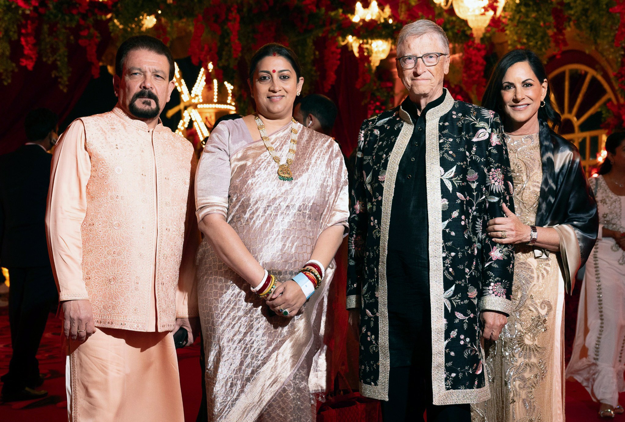 Bill Gates y su novia Paula Hurd asistieron a la fiesta previa a la boda en marzo, junto a la ministra de la mujer de la India, Smriti Irani, y su esposo