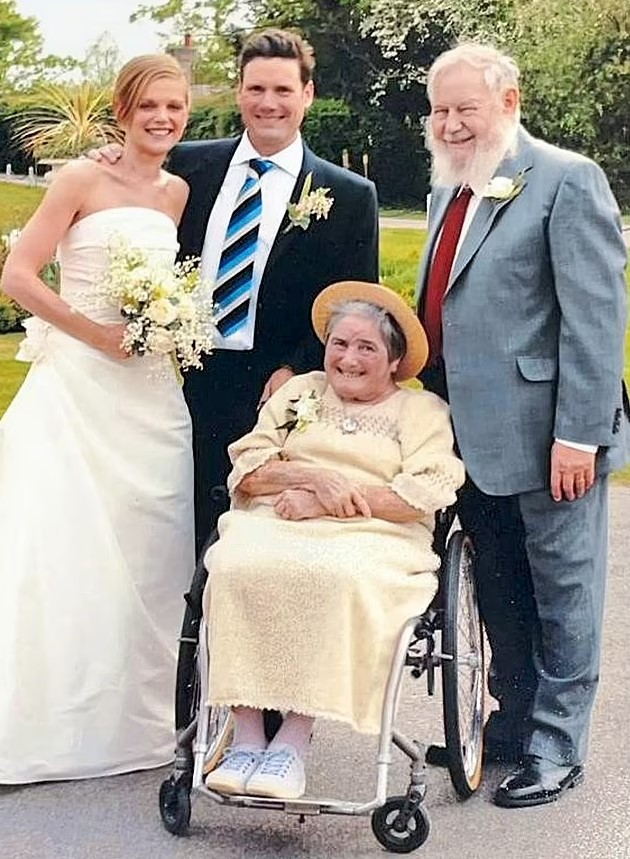 Con el padre de Starmer, Rodney, y la madre Josephine en su boda en 2007